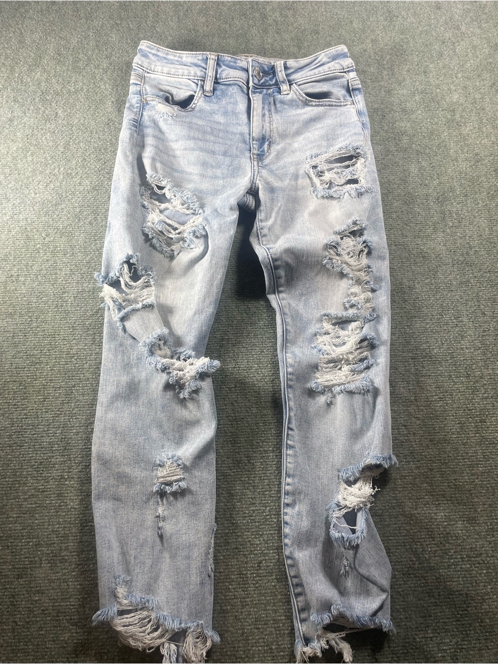American Eagle Light Wash Jeans With Heavy Distress Size 6R